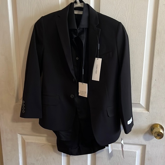 Black Calvin Klein Modern Fit (Sateen) suit with Shirt -Size 10- Boys